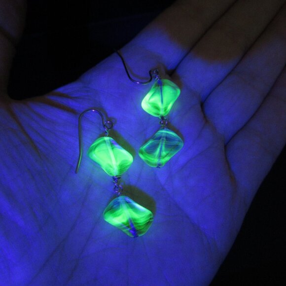 Uranium glass bead earrings - Picture 5 of 10